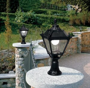 Lot/Tobia Black Clear 15W 3K Post top Light